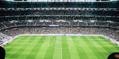 足球裁判在比赛中使用VAR视频助理裁判系统查看回放