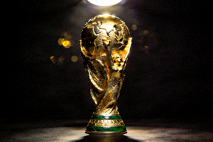 世界杯冠军奖杯在灯光下闪耀，周围是深色背景